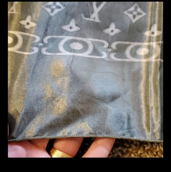 2 LV design scarves/ shawl - Picture 9 of 10